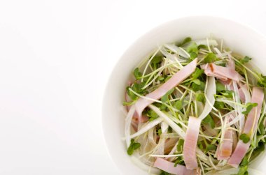 Kaiware Daikon Sprout ve domuz filetosu salatası.