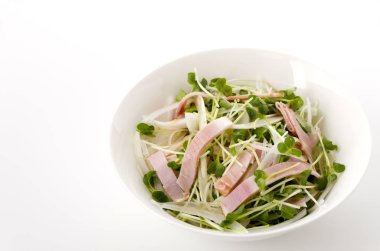 Kaiware Daikon Sprout ve domuz filetosu salatası.
