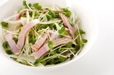 Kaiware Daikon Sprout ve domuz filetosu salatası.