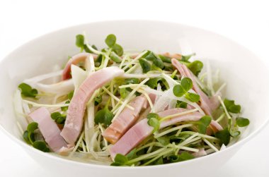 Kaiware Daikon Sprout ve domuz filetosu salatası.