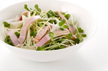 Kaiware Daikon Sprout ve domuz filetosu salatası.