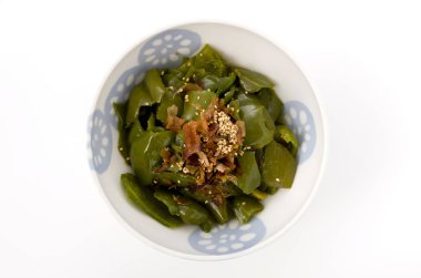 Kızarmış yeşil biber ve bonito gevreği.