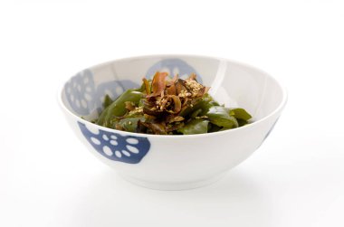 Kızarmış yeşil biber ve bonito gevreği.