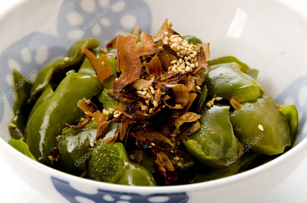 Stir-fried green peppers with bonito flakes