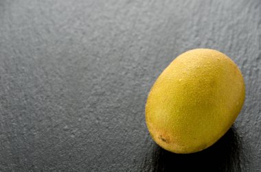 Siyah taş tabakta altın kivi