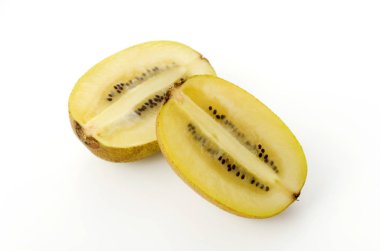 Beyaz arka planda taze sarı-altın kivilerin yarısı