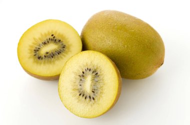 Beyaz arkaplanda altın kivi