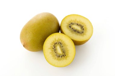 Beyaz arkaplanda altın kivi