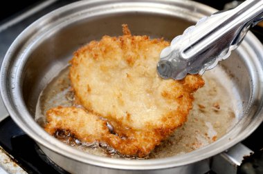 Kızarmış tavada tavuk şeritleri.