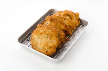 Alüminyum tepside kızarmış tavuk şeritleri. Beyaz arka planda. Tavuk pirzolası.