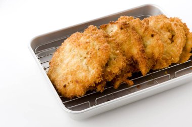 Alüminyum tepside kızarmış tavuk şeritleri. Beyaz arka planda. Tavuk pirzolası.