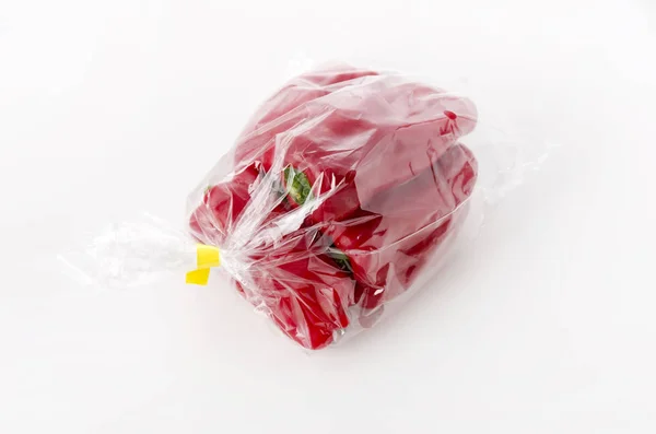 Rode Paprika Plastic Zak Witte Achtergrond — Stockfoto