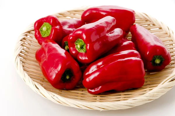 Rote Paprika Bambussieb Auf Weißem Hintergrund — Stockfoto