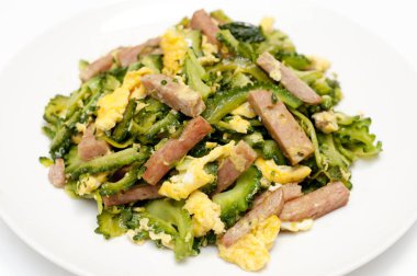 Goya Chanpuru domuz eti ve yumurtayla kızartılmış acı kavundur. Goya Chanpuru, Okinawa 'nın yerel yiyeceği olarak bilinir ve şimdi tüm Japonya' da insanlar tarafından yenir.