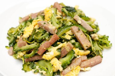 Goya Chanpuru domuz eti ve yumurtayla kızartılmış acı kavundur. Goya Chanpuru, Okinawa 'nın yerel yiyeceği olarak bilinir ve şimdi tüm Japonya' da insanlar tarafından yenir.