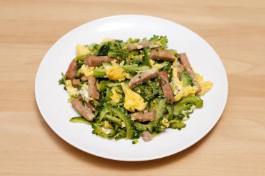 Goya Chanpuru domuz eti ve yumurtayla kızartılmış acı kavundur. Goya Chanpuru, Okinawa 'nın yerel yiyeceği olarak bilinir ve şimdi tüm Japonya' da insanlar tarafından yenir.