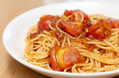 Taze domates ve et soslu makarna.