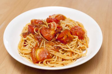 Taze domates ve et soslu makarna.