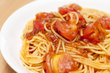 Taze domates ve et soslu makarna.