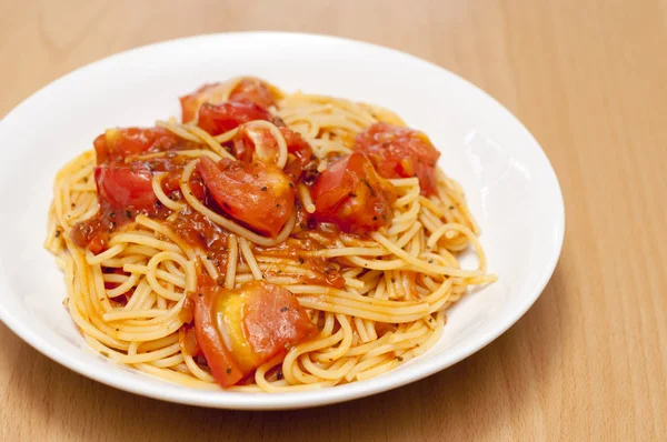 Taze domates ve et soslu makarna.