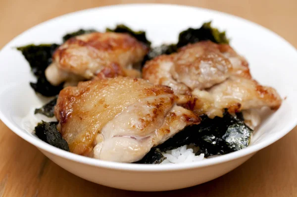 Deniz Yosunu Pilavlı Kızarmış Tavuk Donbury Japon Yemeği — Stok fotoğraf