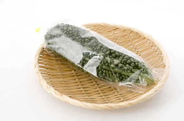 白底竹花椰菜塑料袋里的苦瓜 — 图库照片