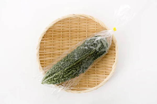 Bittere Meloen Plastic Zak Bamboe Vergiet Witte Achtergrond — Stockfoto