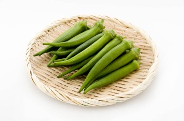 Beyaz arka planda bambu elek taze bamya