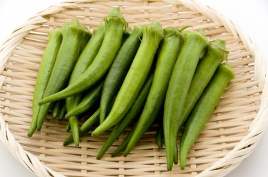 Beyaz arka planda bambu elek taze bamya