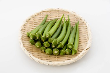 Beyaz arka planda bambu elek taze bamya