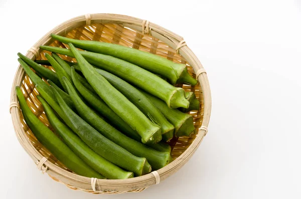 Verse Okra Bamboe Zeef Witte Achtergrond — Stockfoto