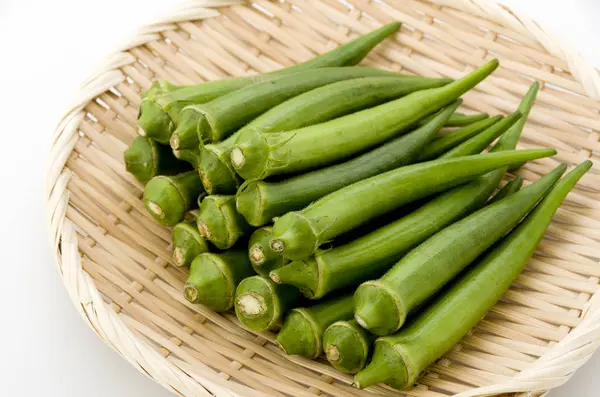 Okra Frais Tamis Bambou Sur Fond Blanc — Photo