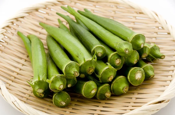 Okra Fresco Setaccio Bambù Sfondo Bianco — Foto Stock