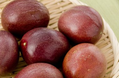 Çarkıfelek meyvesi, bambu elek yeşil