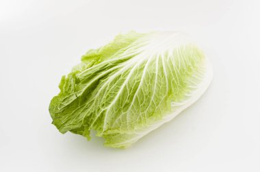 Napa lahanası ya da Çin lahanası yarısı, soyutlanmış beyaz arka plan