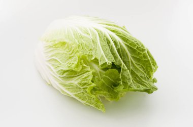 Napa lahanası ya da Çin lahanası yarısı, soyutlanmış beyaz arka plan