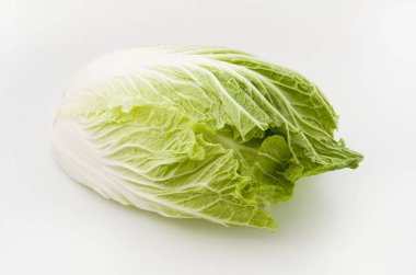 Napa lahanası ya da Çin lahanası yarısı, soyutlanmış beyaz arka plan