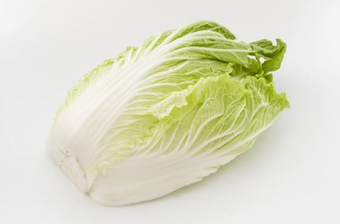 Napa lahanası ya da Çin lahanası yarısı, soyutlanmış beyaz arka plan