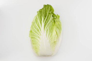 Napa lahanası ya da Çin lahanası yarısı, soyutlanmış beyaz arka plan