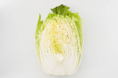 Napa lahanası. Beyaz arka planda.