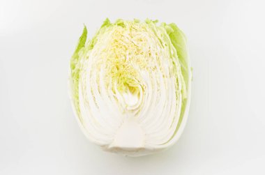 Napa lahanası. Beyaz arka planda.