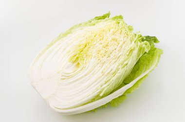 Napa lahanası. Beyaz arka planda.