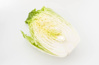 Napa lahanası. Beyaz arka planda.