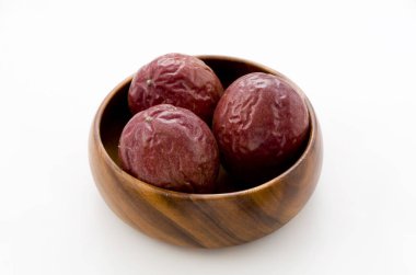 Yuvarlak tahta kasede tutku meyvesi