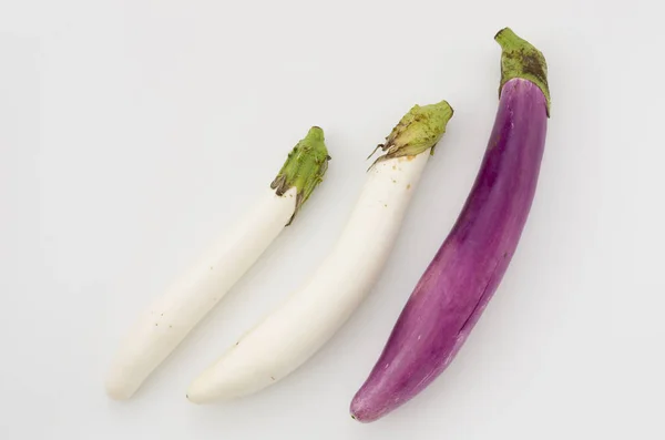 Довгі Білі Баклажани Довгі Фіолетові Баклажани Білому Тлі — стокове фото