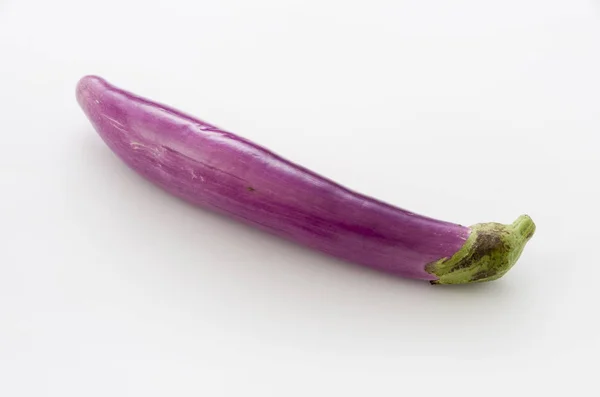 长浅紫色茄子孤立的白色背景 — 图库照片
