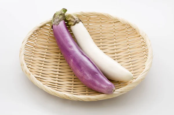 Beyaz Arka Planda Uzun Beyaz Patlıcan Uzun Mor Patlıcan — Stok fotoğraf