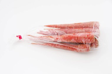 Japon sebzesi, Kintoki Ninjin, Kintoki havucu, Kyoto kırmızı havucu beyaz arka planda plastik torba içinde.