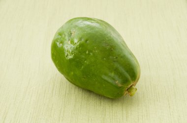 Yeşil kumaş üzerinde yeşil Papaya