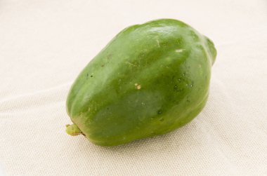 Buharda pişmiş kumaş üzerinde yeşil Papaya.